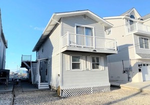 2 bedroom, 1 bath bayfront condo that sleeps 6