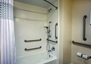 2-Star Hotel ∙ Hampton Inn & Suites Yonkers - Westchester