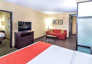 2-Star Hotel ∙ Holiday Inn Express & Suites Elkton - University Area, an IHG Hotel