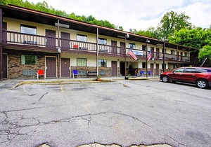 2-Star Hotel ∙ OYO Hotel Chapmanville Inn, WV - Hwy 119