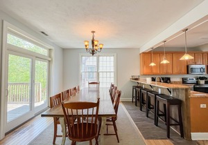 Amazing Central Location! Lakefront! Hot tub/dock!