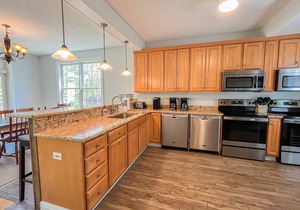 Amazing Central Location! Lakefront! Hot tub/dock!