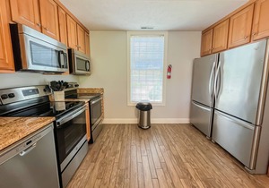 Amazing Central Location! Lakefront! Hot tub/dock!