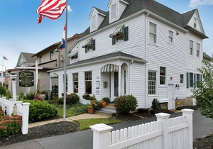 Bay Head Condo! One bedroom with Guest room + 3 homes from Ocean!