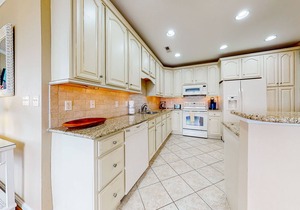 Bayside Resort 3rd floor condo with lovely interior/balcony, pool, on-site golf