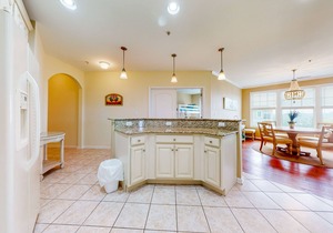 Bayside Resort 3rd floor condo with lovely interior/balcony, pool, on-site golf