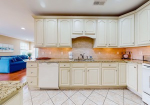 Bayside Resort 3rd floor condo with lovely interior/balcony, pool, on-site golf