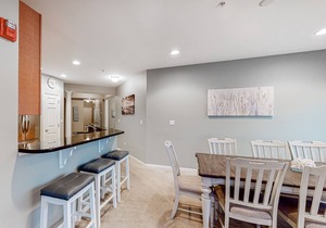 Bayside Resort 4th floor condo w/gym, tennis court, and free WiFi