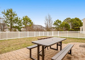 Bayview Landing villa with shared pool and WiFi - close to the beach