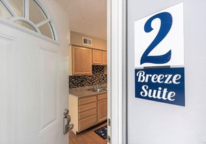 Beach Cottage Breeze Suite (2 bed/1 bath condo 1 block from beach)
