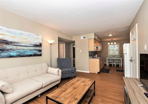 Beach Cottage Breeze Suite (2 bed/1 bath condo 1 block from beach)