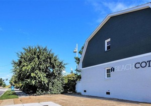 Beach Cottage Breeze Suite (2 bed/1 bath condo 1 block from beach)