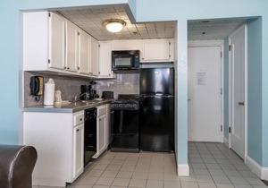 Beach Getaway! 4 Spacious Units w/Kitchen, Parking, Bar, Pool!