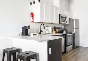 Beautiful 1BR Next to Airport 5839