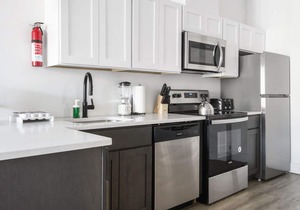 Beautiful 1BR Next to Airport 5839