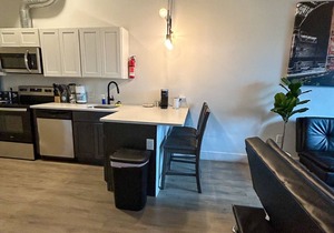 Beautiful 2BR Next to Airport 4381