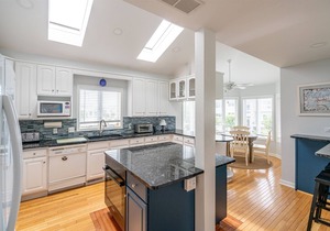 CASA SERENDIPITY - 7BD & 4.5BA - Sleeps 16 - Steps from the Beach! *Dog Friendly*
