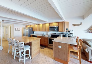 Central bayfront townhouse in with beautiful decks, sunset views, AC & fireplace