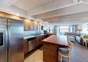 Central bayfront townhouse in with beautiful decks, sunset views, AC & fireplace