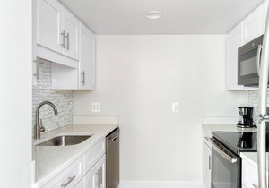 Classic Ballston 1BR w/Concierge, W/D & Pool, near Metro, by Blueground