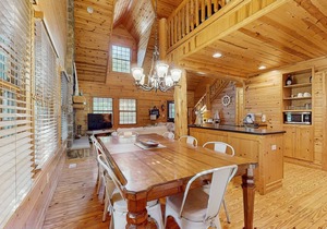 Classic Family Cabin W/Screened Deck, Free WiFi & Hot Tub