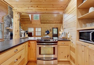 Classic Family Cabin W/Screened Deck, Free WiFi & Hot Tub