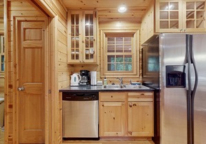 Classic Family Cabin W/Screened Deck, Free WiFi & Hot Tub