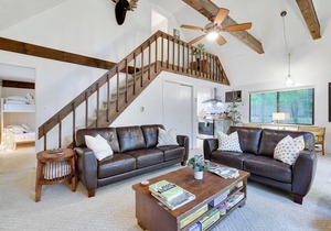 Close to Lake-Firepit-Hot Tub- Casinos-Fireplace- Kayaks-Bikes