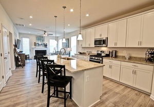 Comfortable 3 bedroom townhouse steps from the Amenities! Wifi, Pool, Fitness Center, Sauna, Weekend Shuttle!