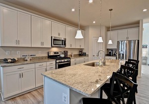 Comfortable 3 bedroom townhouse steps from the Amenities! Wifi, Pool, Fitness Center, Sauna, Weekend Shuttle!