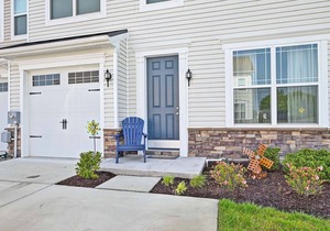 Comfortable 3 bedroom townhouse steps from the Amenities! Wifi, Pool, Fitness Center, Sauna, Weekend Shuttle!