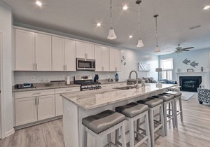 Comfortable 3 Bedroom 2.5 bath Townhouse in Ocean View Beach Club Community! Wifi Available, Pool, Fitness Center, Sauna, Weekend Beach Shuttle!
