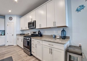 Comfortable 3 Bedroom 2.5 bath Townhouse in Ocean View Beach Club Community! Wifi Available, Pool, Fitness Center, Sauna, Weekend Beach Shuttle!