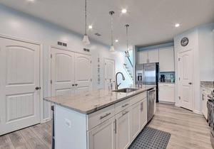 Comfortable 3 Bedroom 2.5 bath Townhouse in Ocean View Beach Club Community! Wifi Available, Pool, Fitness Center, Sauna, Weekend Beach Shuttle!