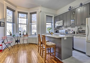 Contemporary Jersey City Abode ~ 5 Mi to NYC!