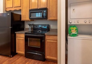 Cozy 1st Flr Condo Nr Park w/ King Bed, Great for Long Stays, W+D/Parking Inc