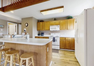 Cozy condo w/a wood stove, shared hot tub, pools, & tennis - close to downtown