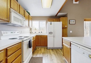 Cozy condo w/a wood stove, shared hot tub, pools, & tennis - close to downtown