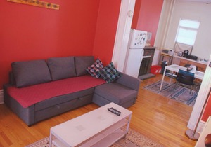 Cozy Red Studio 15 Min Walk to Jsq Path Station Easy Commute to NYC