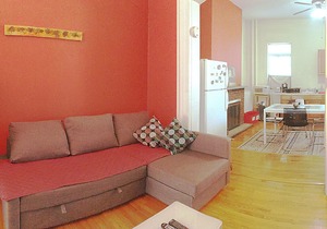 Cozy Red Studio 15 Min Walk to Jsq Path Station Easy Commute to NYC