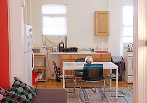 Cozy Red Studio 15 Min Walk to Jsq Path Station Easy Commute to NYC