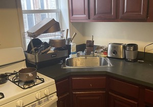 Crown heights Apt. Close to transportation to and from the city