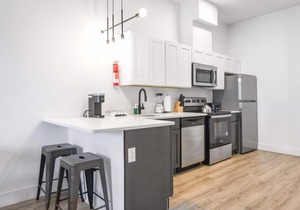 Cute 1BR Next to Airport 6356