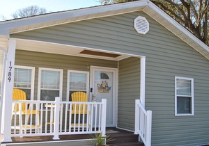 Cute 3 br/2 bath dog friendly get away! Golf cart included! 2 mins to beach!