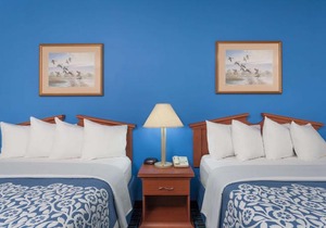 Days Inn & Suites by Wyndham Cambridge