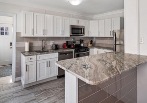 Designed 1BR w/Parking and Close to Beach
