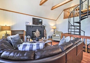 Fire Pit and Grill Woodside Nest in Pocono Lake!