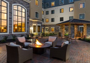 Free Breakfast & Pool Access. King Studio Near Ohio State University!