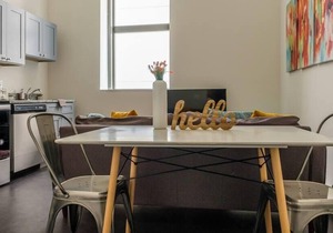 Frontdesk |1 BR Apt near Market Square