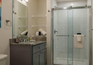 Frontdesk |1 BR Apt near Market Square